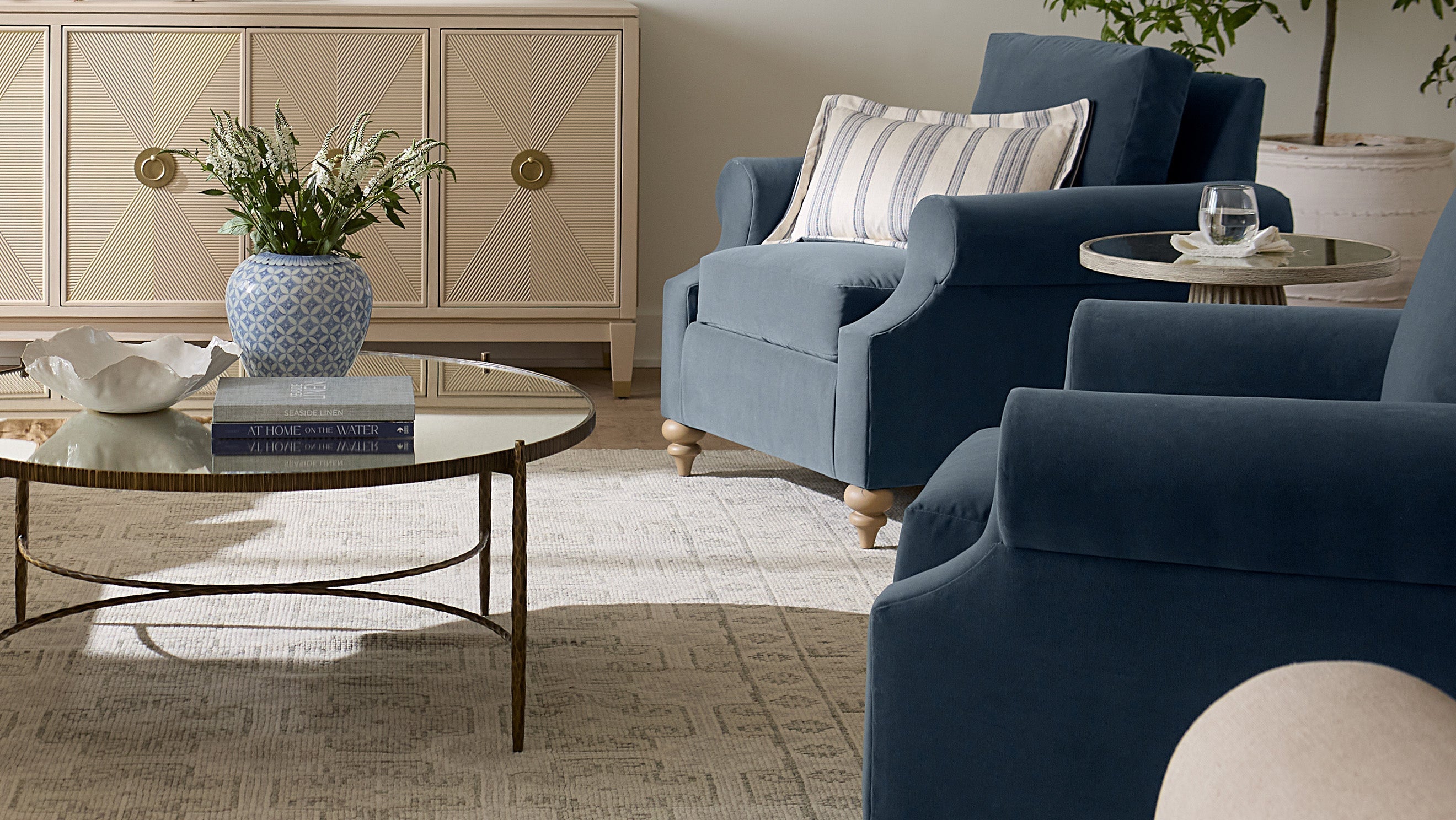 Lounge & Swivel Chairs